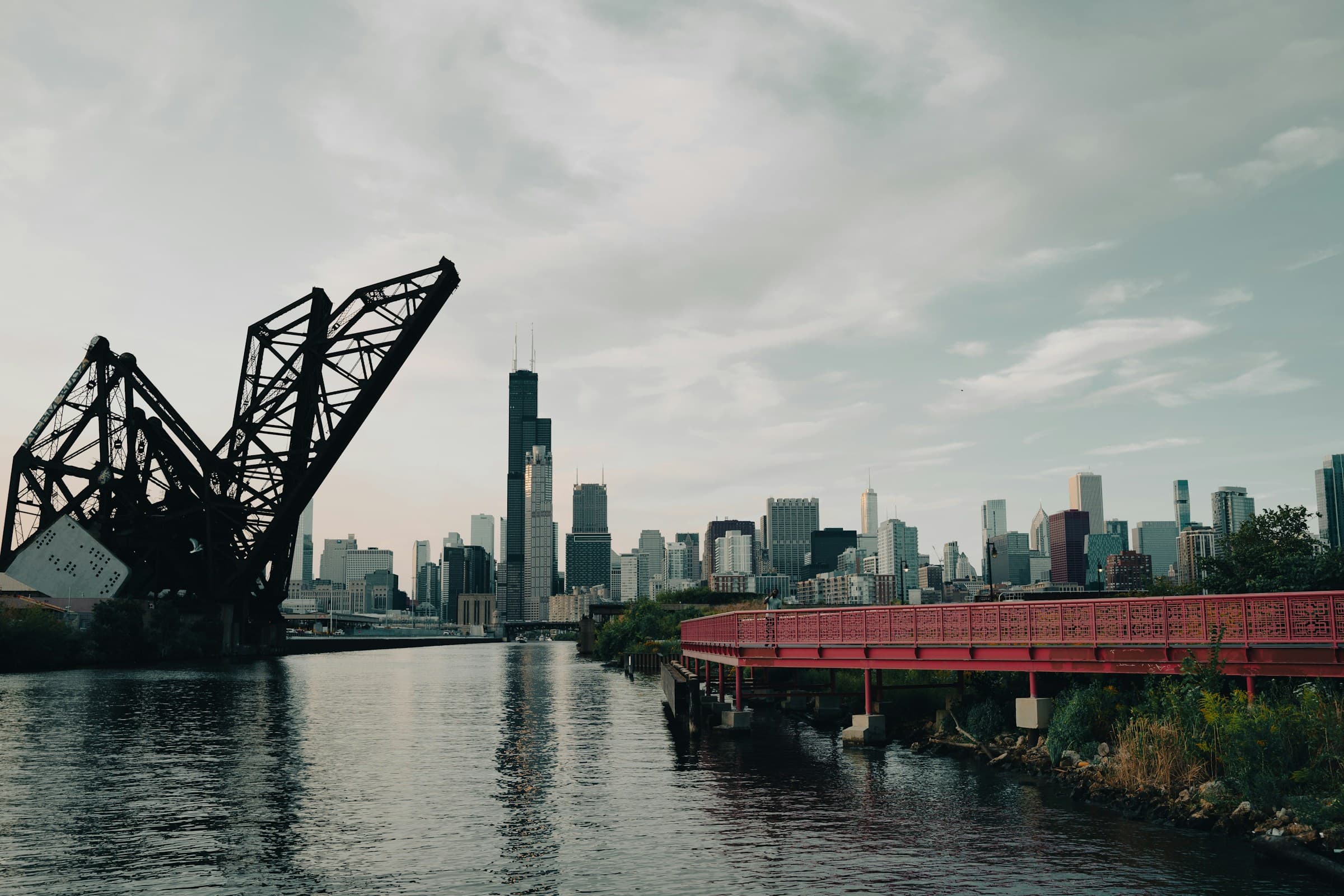 Chicago skyline along the Chicago River.